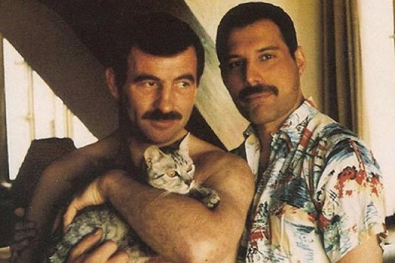 Fotos de Freddie Mercury com o namorado são reveladas e mostram os últimos meses de vida do astro