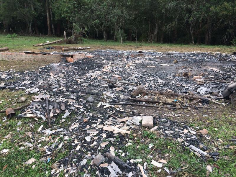 Incêndio destrói casa em chácara e idosa de 112 anos desaparece misteriosamente