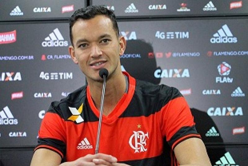 Flamengo se aproxima de acerto com Rhodolfo e renovação com Réver