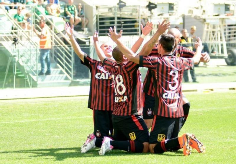 Com gol de Walter, Atlético engata a terceira marcha, derruba o Palmeiras e volta ao G4