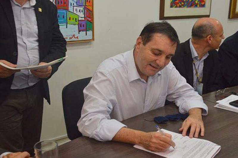 Reitor afastado da UFSC é encontrado morto em shopping