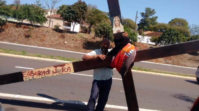 Ex – presidiário que decidiu ir ao encontro de Obama carregando uma cruz de 40 quilos passa por Ourinhos