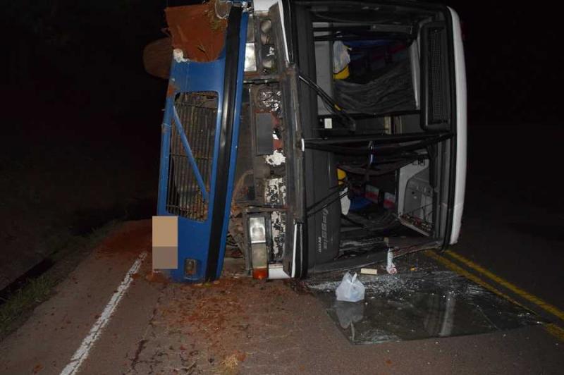 Passageiro morre em batida entre ônibus e caminhão próximo a Arapoti