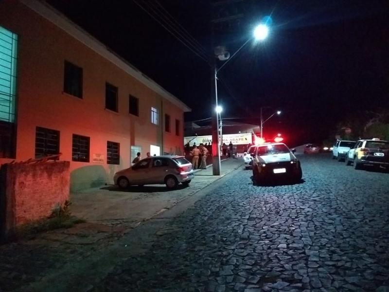 Jovem é atingido nas nádegas ao trocar tiros com PM de Quatiguá