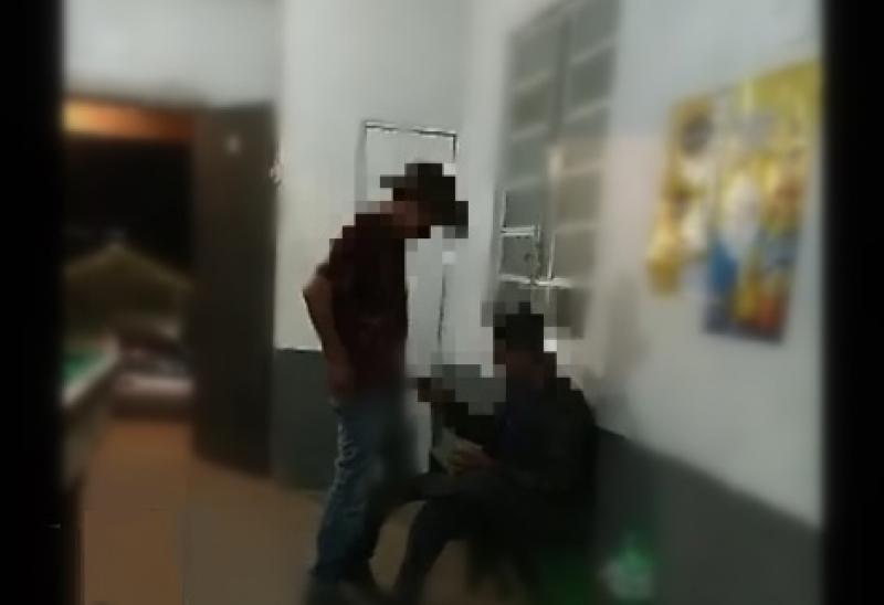 Vídeo mostra homem abusando de rapaz com transtornos mentais dentro de um bar de Quatiguá