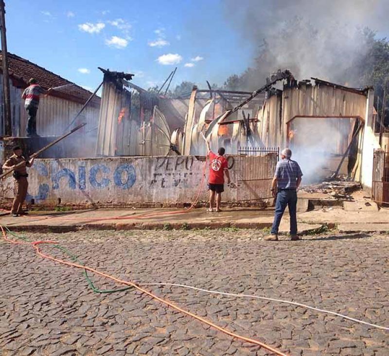 Residência é destruída pelo fogo em Joaquim Távora