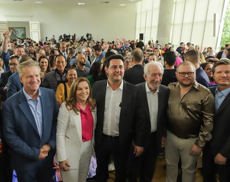 Ratinho Junior sanciona lei da gratuidade das passagens e anuncia programas aos idosos