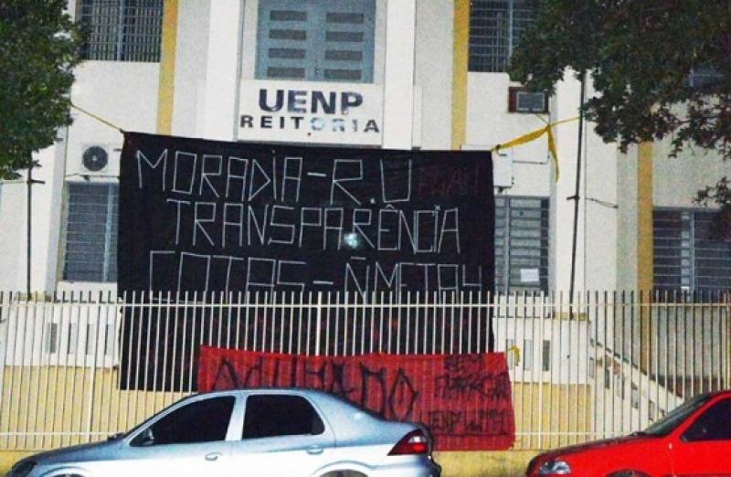 Alunos invadem Reitoria da UENP de Jacarezinho