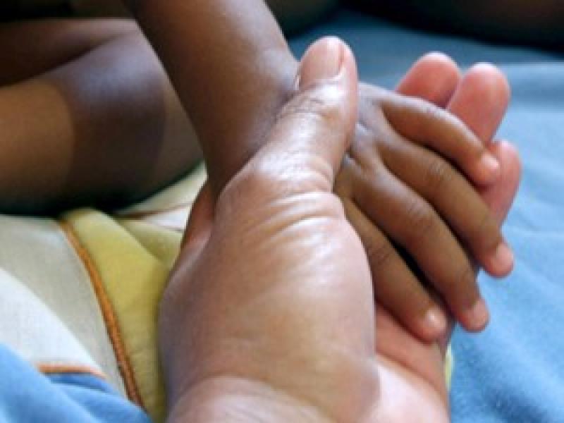 Criança é resgatada pelo Conselho Tutelar depois que pai completamente embriagado e nu caiu no sono