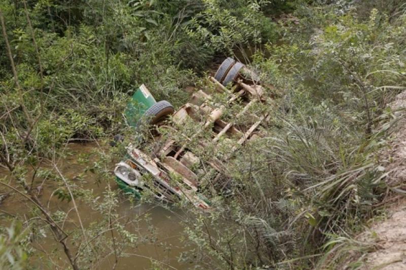 TRAGÃ‰DIA: Idoso morre afogado ao perder controle de caminhÃ£o