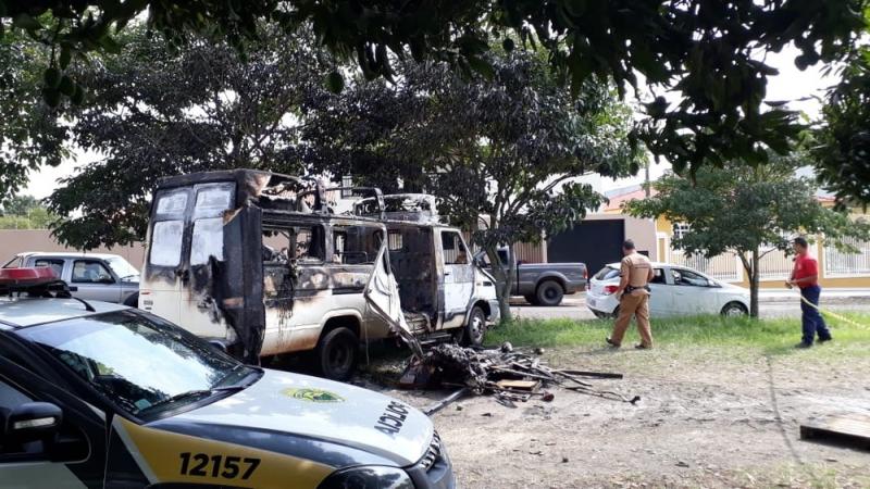 Corpo é encontrado dentro de van destruída por incêndio em Siqueira Campos