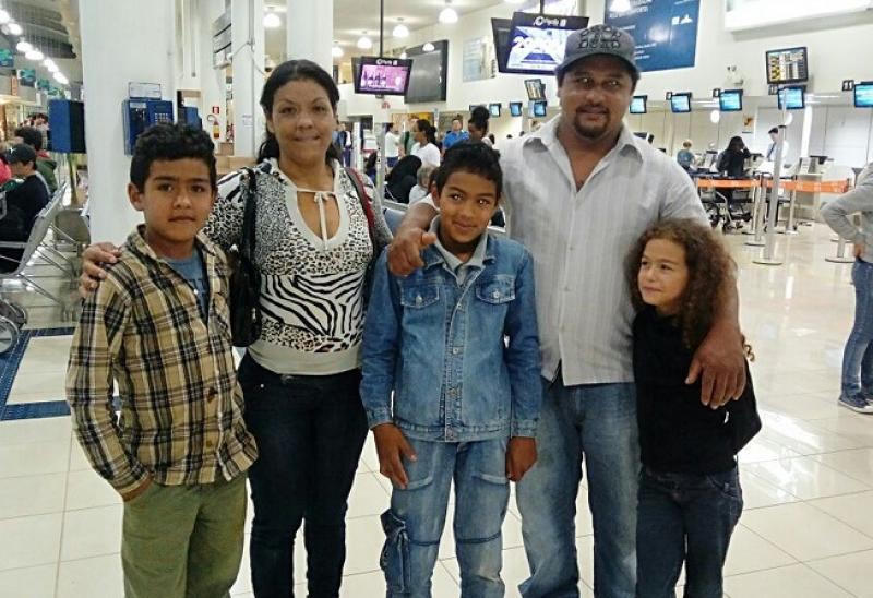 Menino que comoveu a web com ato de honestidade viaja de avião pela primeira vez