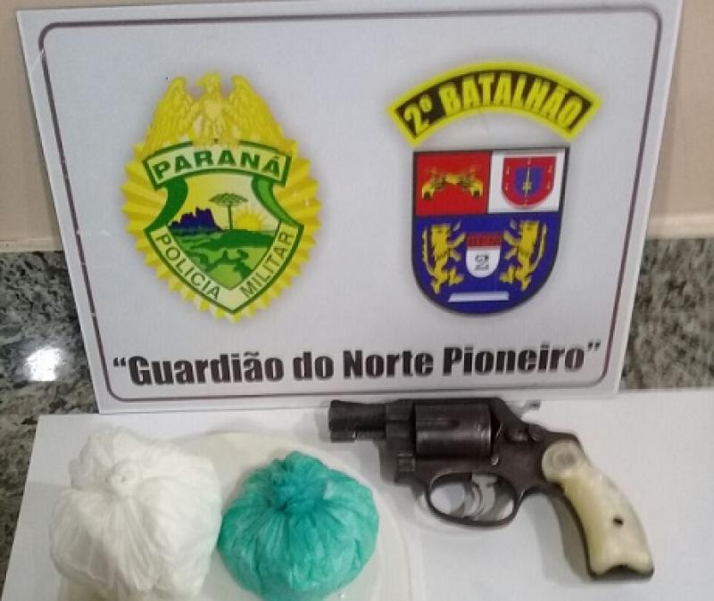 Jovem e preso com arma e droga em Jacarezinho