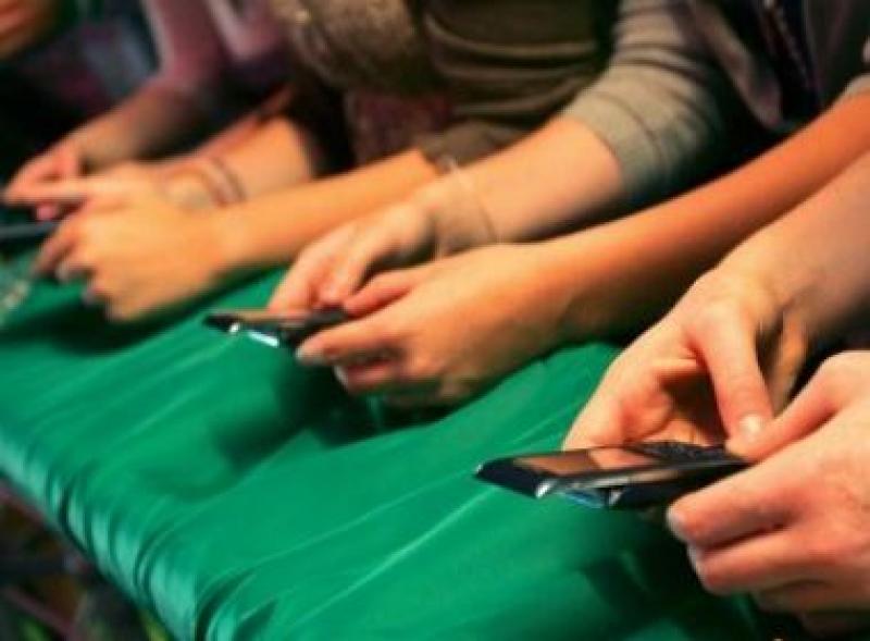 Quase 80% dos jovens com acesso Ã internet mantÃªm perfil em redes sociais