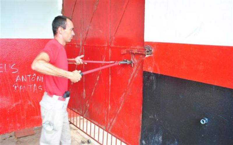 Bombeiros têm que arrombar estádio para garantir salvamento aéreo
