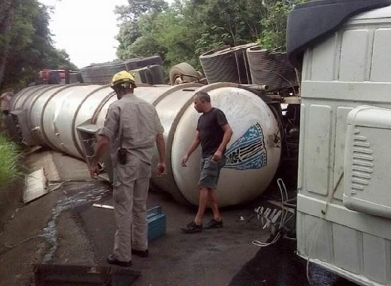 Condutor tenta evitar batida, mas acaba com carreta tombada