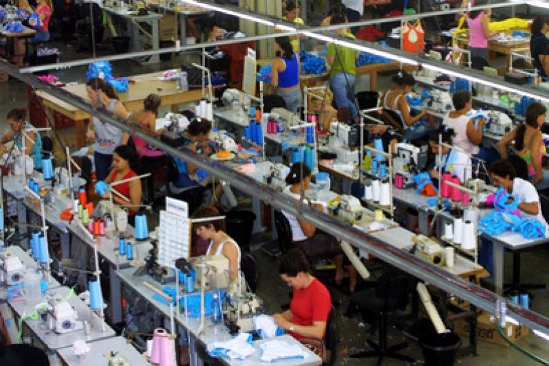 Indústria, construção civil e serviços retomam contratações no Estado