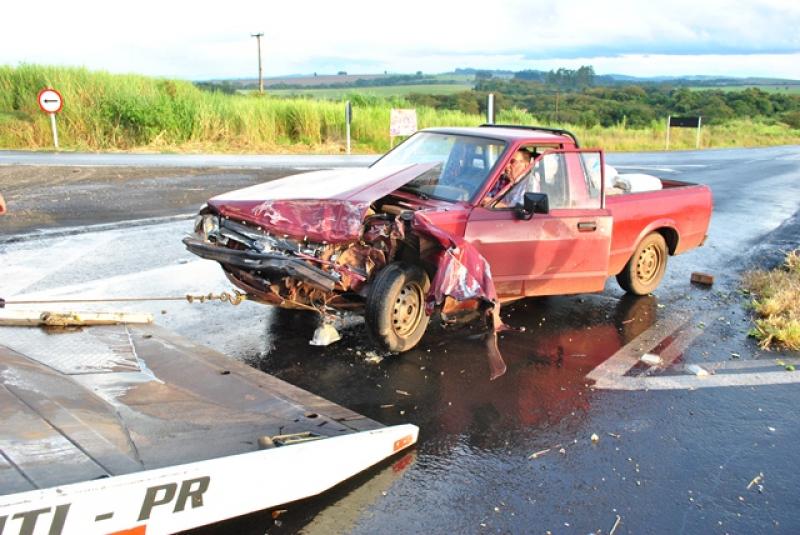 Ã”nibus avanÃ§a preferencial e provoca acidente em trevo