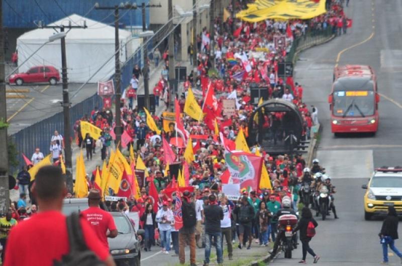 Manifestação pró-Lula reúne milhares de pessoas no Santa Cândida neste domingo