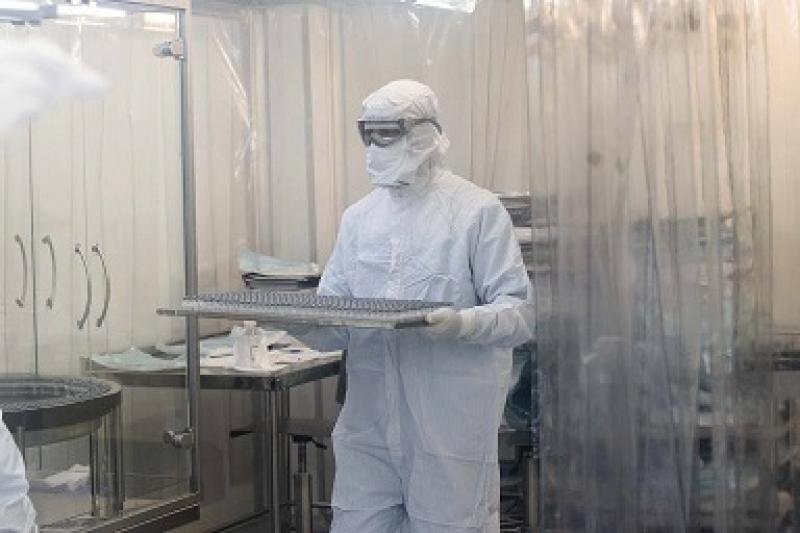 Vacina passa em teste de fábrica e Fiocruz anuncia início de produção em larga escala