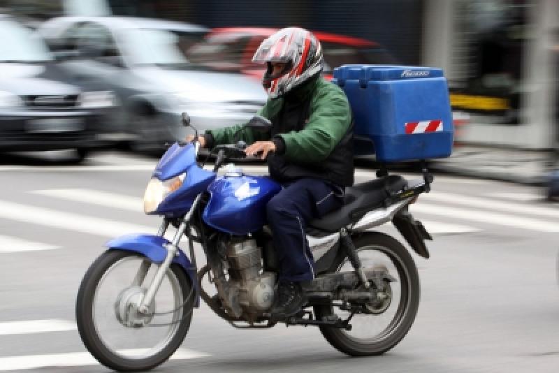 Motofretes não precisam mais de certificado para colocar baús de transporte