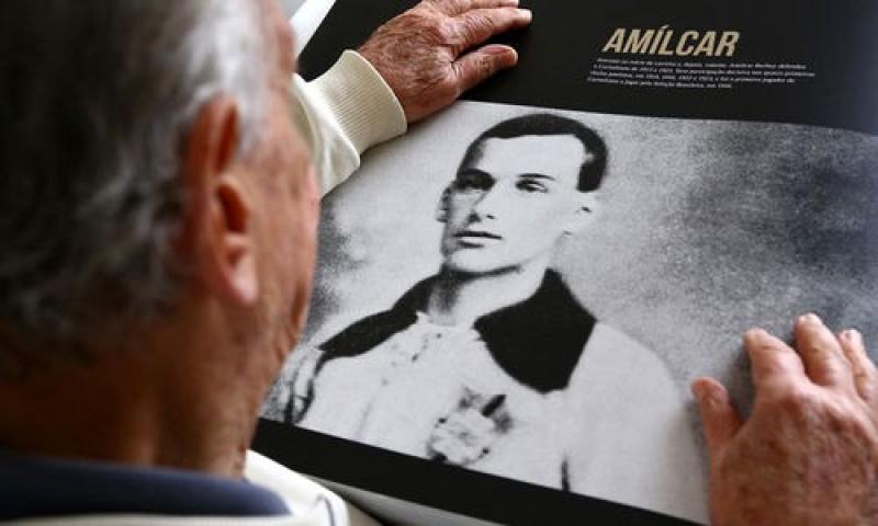 Filho quer busto para ídolo corintiano enterrado com bandeira palmeirense