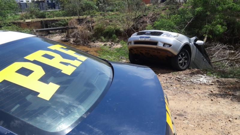 PRF apreende veículo carregado de cigarros contrabandeados em Jacarezinho