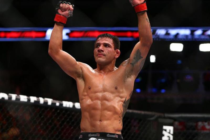 Rafael promete “partir para cima” por cinturão do UFC e exalta sacrifícios