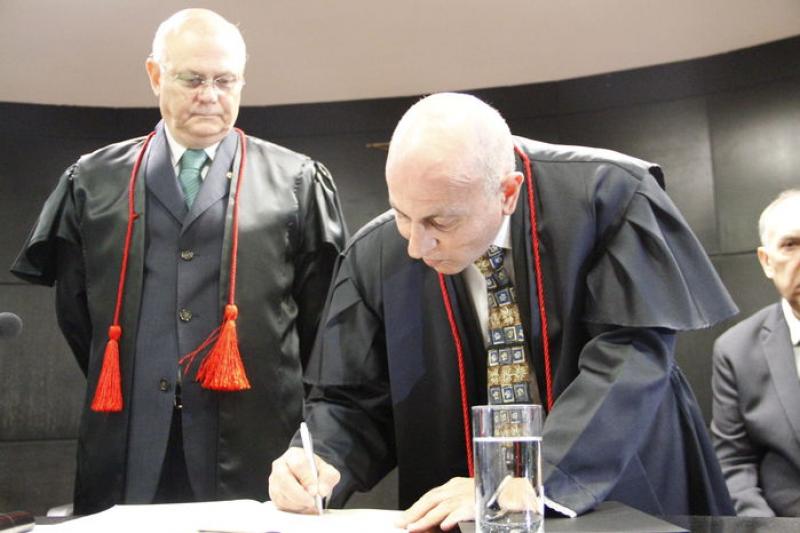 Professor na Faculdade Estadual de Direito de Jacarezinho Gilberto Giacoia é reconduzido ao cargo de Procurador-Geral de Justiça