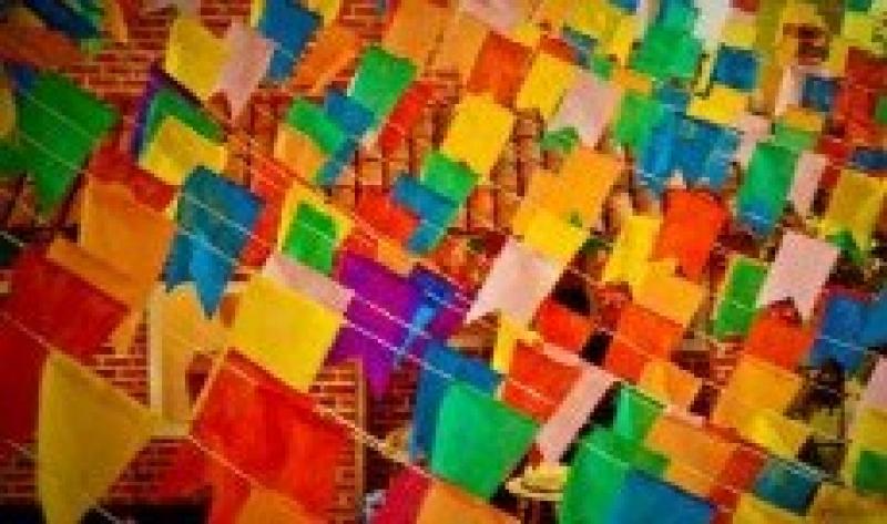 Conheça a origem das bandeirinhas, balão e fogueira