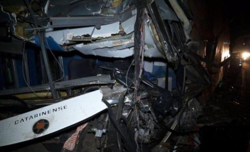 BR 163: dois ônibus batem de frente e três pessoas morrem no PR