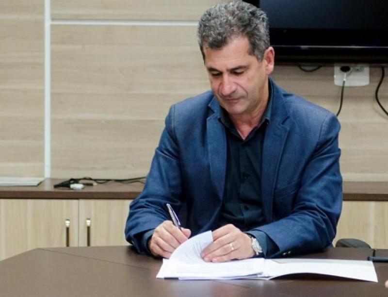 Prefeito do PR reduz o próprio salário, de 21 secretários e mil funcionários públicos