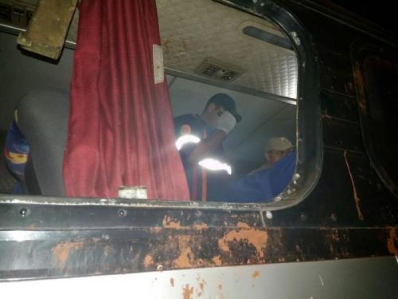 Motorista de ônibus é baleado em tentativa de assalto e veículo capota no Paraná
