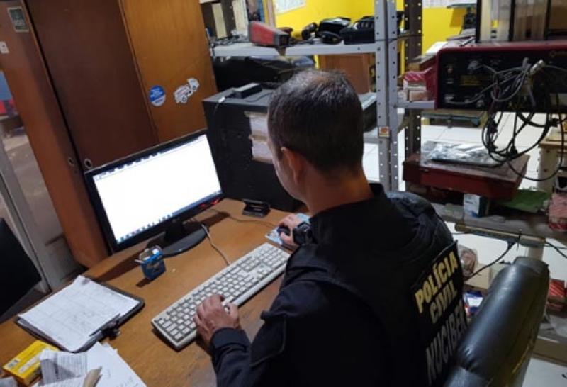 Preso em flagrante mecânico que compartilhava fotos de pedofilia em Curitiba