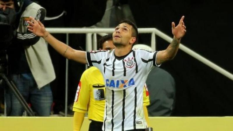 STJD reduz pena de Petros de seis meses para três jogos de suspensão