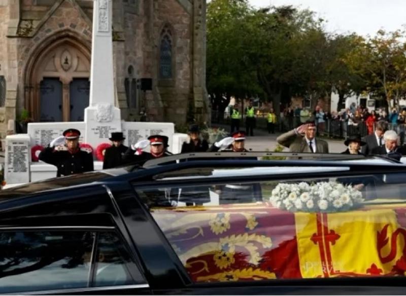 Pessoas se despedem de Elizabeth 2ª enquanto corpo segue para Edimburgo