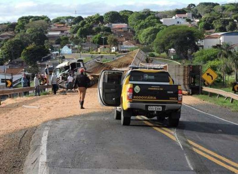 Carreta tomba em Arapoti e carga de milho é saqueada
