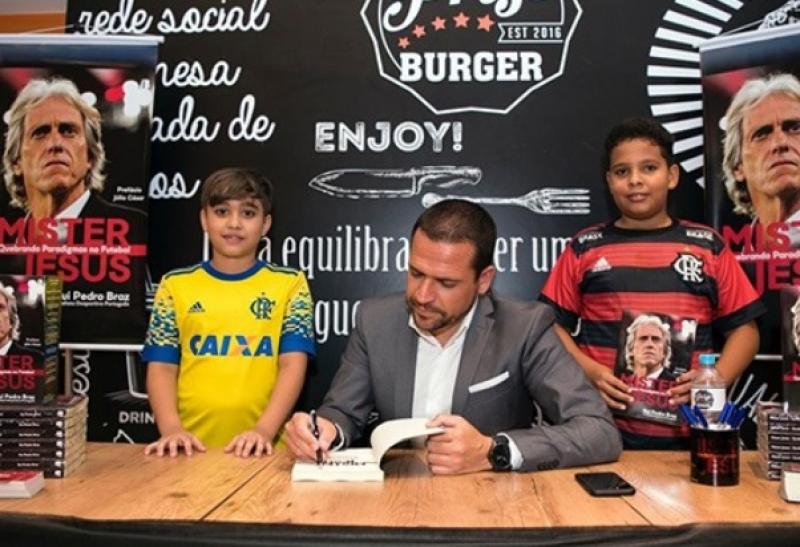 Em meio Ã preparaÃ§Ã£o para Mundial Interclubes, Jesus lanÃ§a biografia