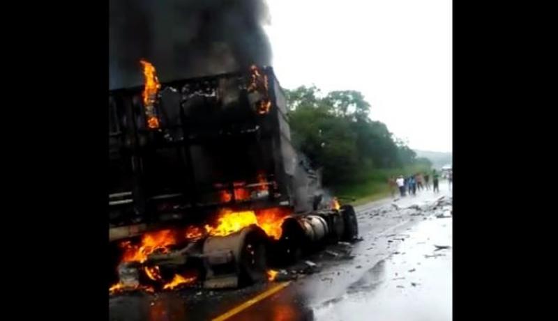 Caminhão pega fogo após acidente na BR-153, em General Carneiro