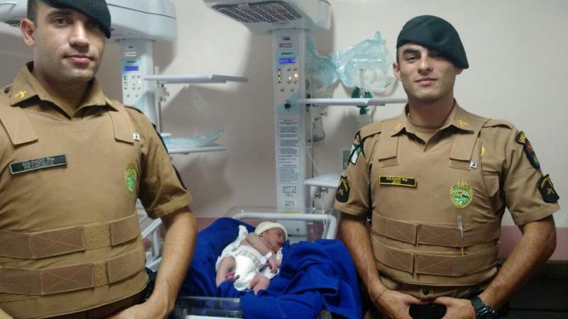 Morador encontra recém-nascido enrolado em cobertor na porta de casa