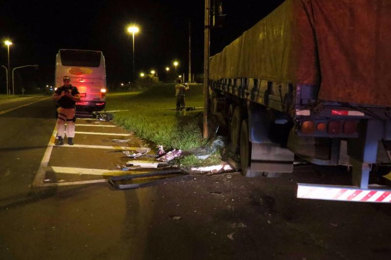 Ã”nibus de estudantes colide com caminhÃ£o em trevo da BR-153