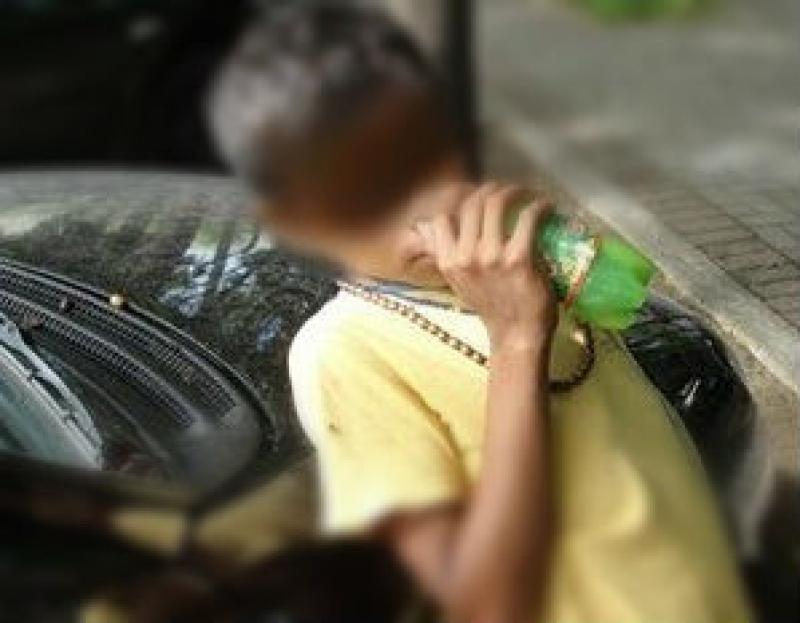 Abandono: Crianças são flagradas cheirando gasolina em praça de Wenceslau Braz