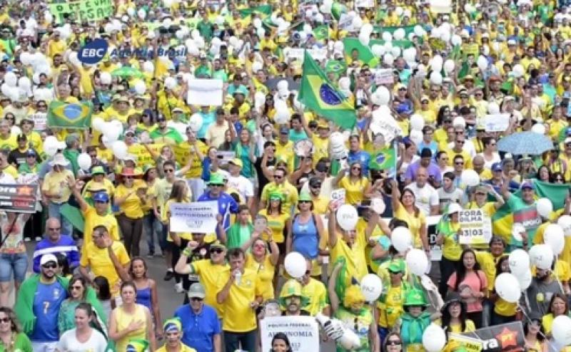 Manifestantes encerram ato em Brasília cantando o Hino Nacional