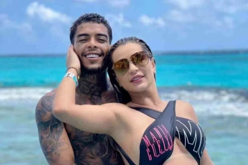 Mulher de MC Kevin enfeita túmulo do funkeiro no Dia dos Namorados