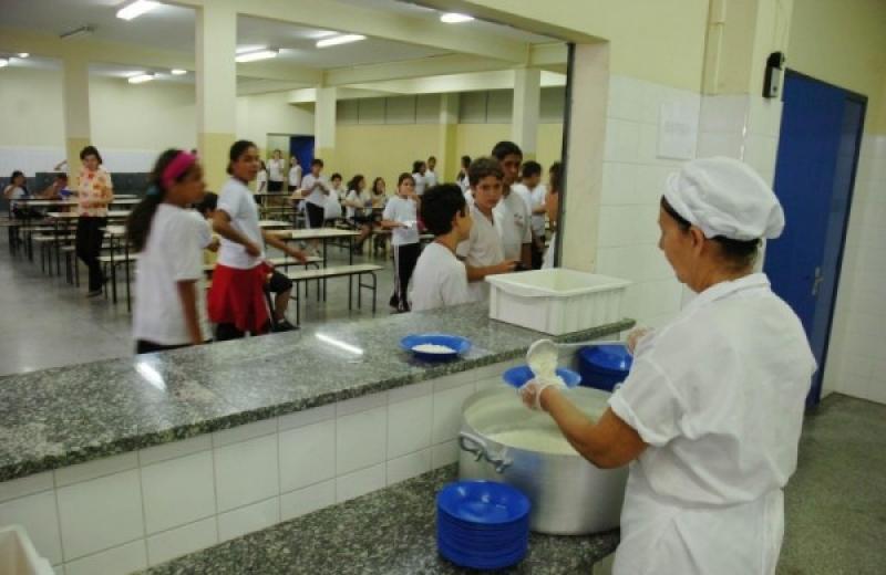 TCE-PR suspende licitação do Estado para merenda escolar