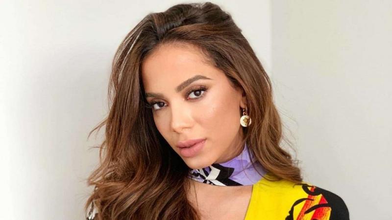 Show de Anitta é interrompido após queda de palco