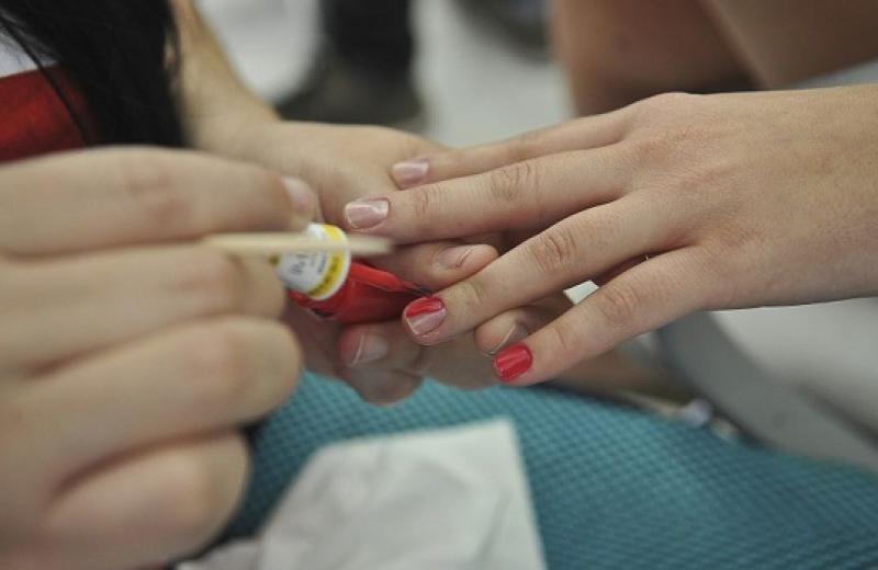Manicures tentam manter renda na quarentena, mas procura cai