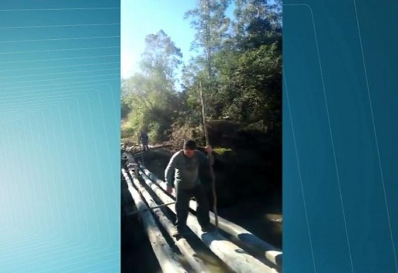 Moradores da zona rural de Arapoti improvisam ponte