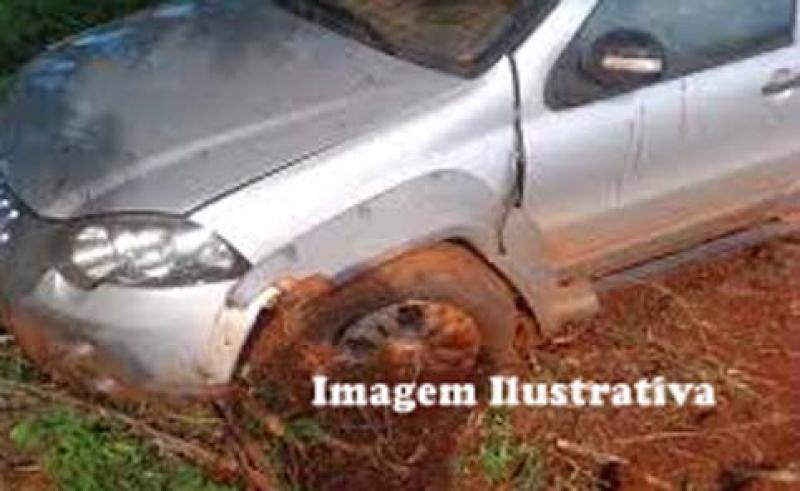 Colisão contra barranco deixa homem morto e mulher ferida na PR-092