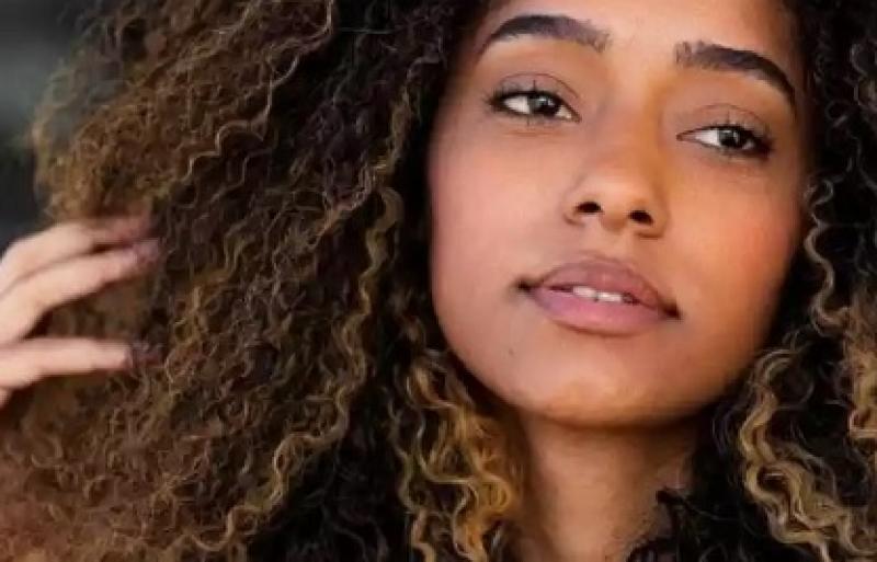 Quem é Isis Freitas, atriz que morreu vítima de tuberculose aos 22 anos